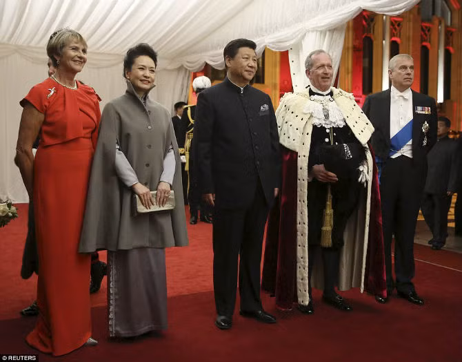Buổi tiệc có sự tham dự của Hoàng tử Andrew, Công tước xứ York (ngoài cùng bên phải).