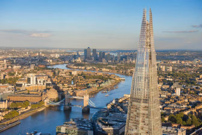 Tòa nhà chọc trời Shard và cầu tháp London.