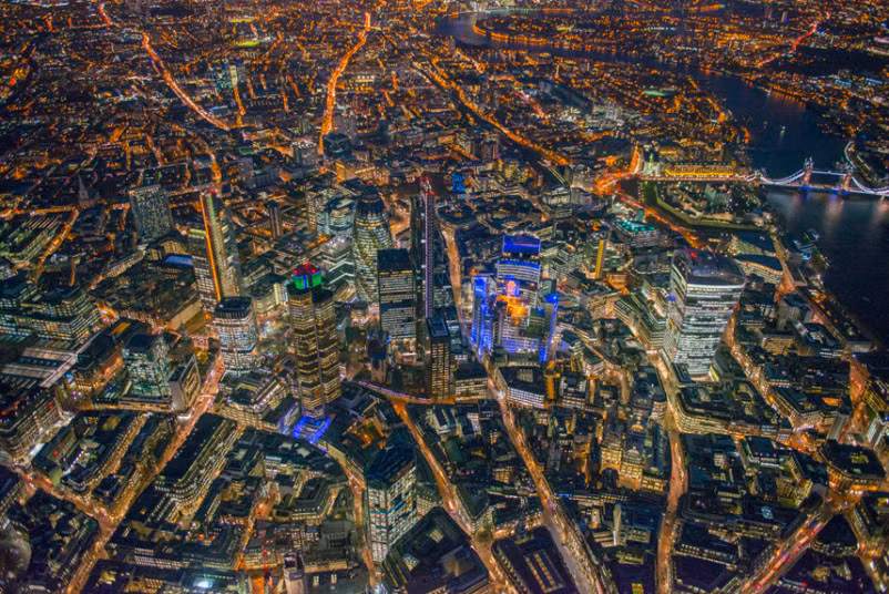 Ban đêm ở thành phố London nhìn từ độ cao hơn 700 mét.