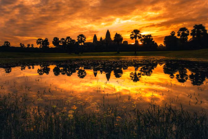 Bộ ảnh tàn tích của những ngôi đền cổ hoang phế được chụp tại Angkor, Campuchia.