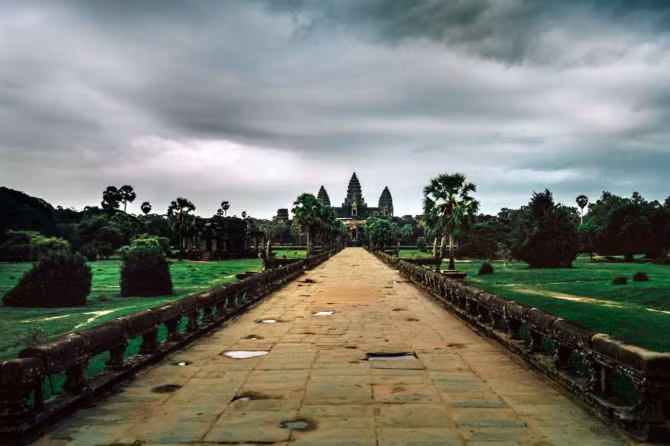 Bức ảnh chụp ngôi đền cổ Angkor Wat trước cơn bão.