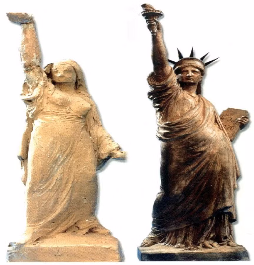 Nhà điêu khắc Frederic Bartholdi từng đề nghị làm cho Ai Cập một tác phẩm khổng lồ là bức tượng người phụ nữ Ai Cập cầm đuốc để đặt ở cửa ngõ kênh đào Suez. Tuy nhiên, Ai Cập đã từ chối.