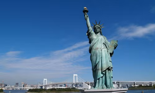  Tượng Nữ thần Tự do có hình dáng một người phụ nữ mặc áo choàng, tiêu biểu cho Libertas - nữ thần tự do của La Mã, tay phải cầm ngọn đuốc còn tay trái cầm một tấm đá phiến có khắc ngày tháng độc lập của Mỹ.