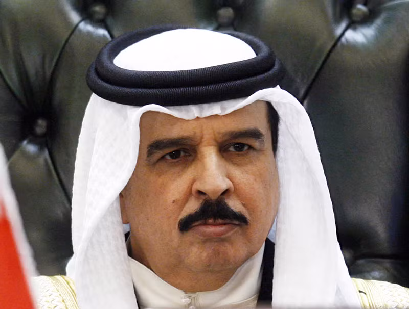Hamad bin Isa Al Khalifa lên ngôi vào năm 2002 và là Quốc vương đầu tiên của Bahrain.