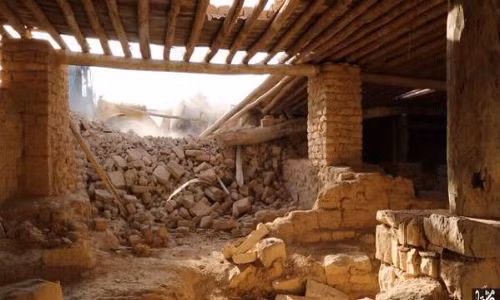 Hồi tháng 8, IS đã phá hủy Tu viện Thiên chúa giáo Mar Elian ở Qaryateyn, Syria. Chúng đã sử dụng một xe ủi đất để phá hủy tu viện 1.500 tuổi này.