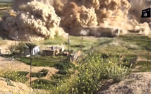 Tháng 4/2015, phiến quân dùng máy ủi và chất nổ phá hủy khu vực thành phố cổ Nimrud 3.000 năm tuổi của Iraq.