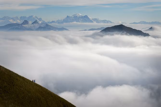 Biển sương mù bao trùm dãy núi Alpes từ đỉnh Moleson, Tây Thụy Sĩ.