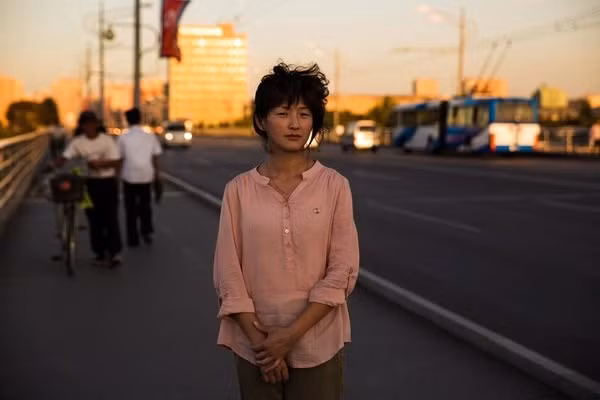 Vẻ đẹp mảnh mai của một phụ nữ trong chiếc áo sơ mi hồng. (ảnh: Mihaela Noroc/Huffington Post).