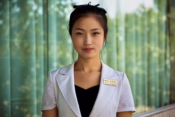 Một cô gái phục vụ bàn ở Bình Nhưỡng. (ảnh: Mihaela Noroc/Huffington Post).