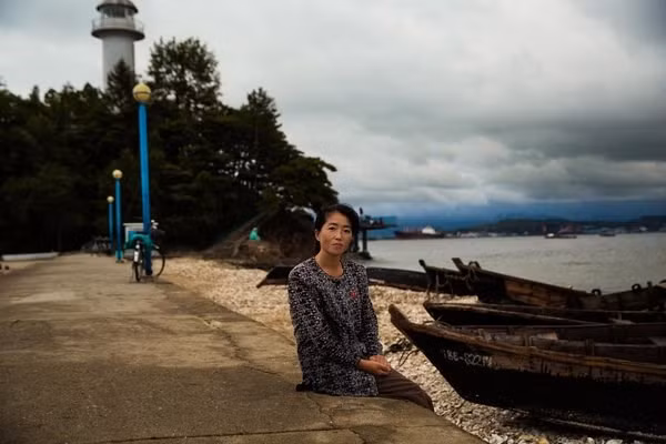 Một người phụ nữ tại thành phố cảng Wonsan. (ảnh: Mihaela Noroc/Huffington Post).