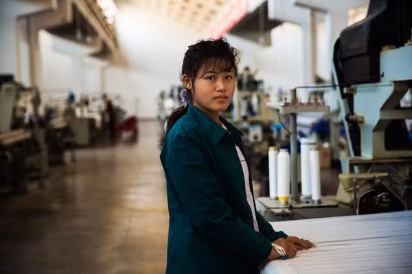 Một người phụ nữ Triều Tiên làm việc ở nhà máy dệt may Bình Nhưỡng. (ảnh: Mihaela Noroc/Huffington Post).