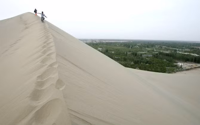 Cồn cát Mingsha ở ngoại ô Đôn Hoàng, tỉnh Cam Túc, cũng là một địa điểm du lịch hút khách.
