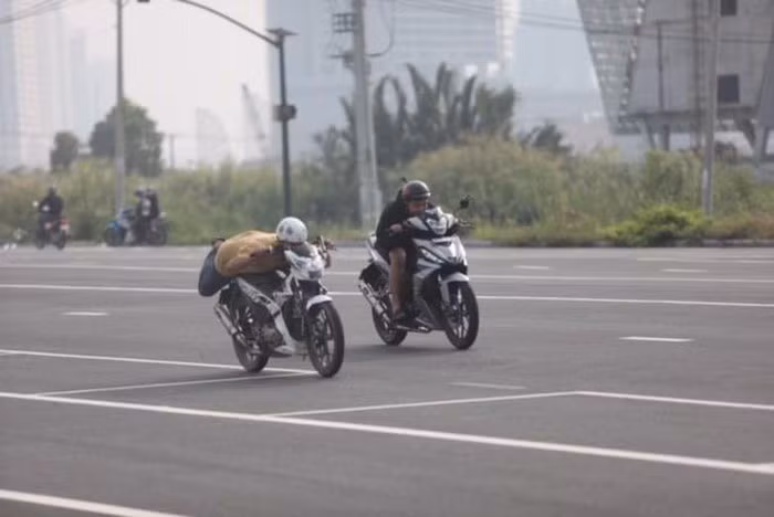 Người đi đường né dạt vì khiếp sợ