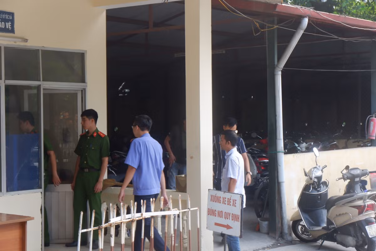 Sau khi cất xe xong tài xế Phiến vào phòng bảo vệ.