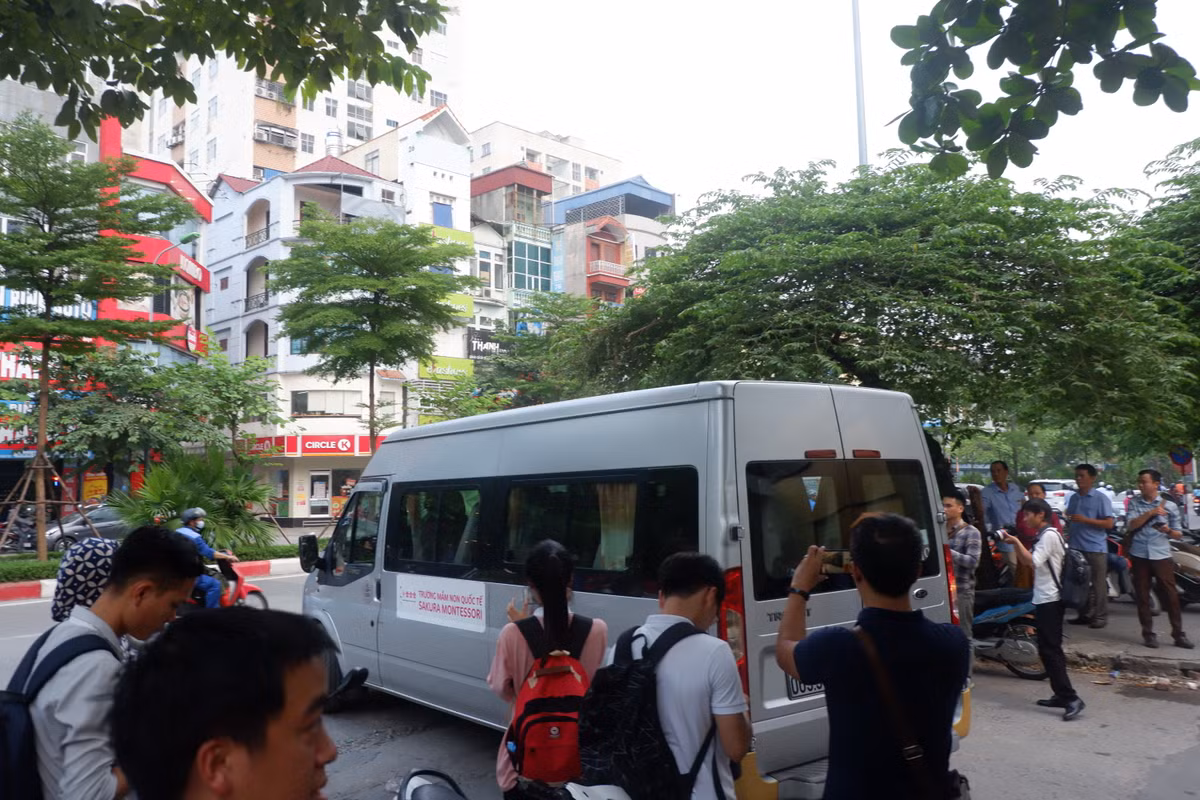 Khoảng 16h05, chiếc xe mà tài xế Phiến điều khiển đã rời kí túc xá di chuyển đến trường Gateway.