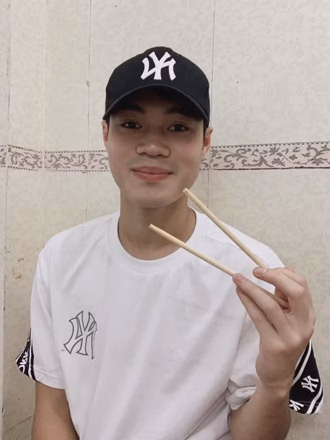 Nguyễn Văn Toàn chia sẻ hình ảnh đi ăn "bồi bổ" ngay sau khi trở về. Như mọi lần tiền đạo sinh năm 1996 bị bạn bè và đồng đội hùa nhau trêu chọc. "Bữa tối món chính là đũa xào khế à", trung vệ Bùi Tiến Dũng để lại comment. Ảnh: Nguyễn Văn Toàn