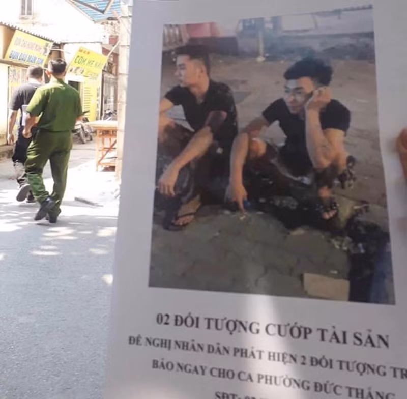 Hiện, cơ quan công an quận Bắc Từ Liêm (Hà Nội) đang điều tra, làm rõ nguyên nhân một tài xế Grabbike tử vong, nghi bị sát hại. Đồng thời, phát thông báo truy tìm 2 nghi can liên quan vụ sát hại tài xế Grab. (Ảnh: Zing)