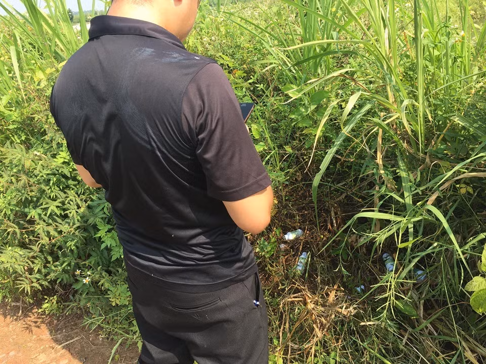Nhiều bình thuốc “lạ” được công an tìm thấy gần ao cá của gia đình ông Phạm Hữu Luân (sinh năm 1971, xã Cộng Hòa, huyện Nam Sách, tỉnh Hải Dương) khoảng vài mét. Các bình thuốc này vứt trong bụi cỏ voi được công an thu giữ để điều tra.