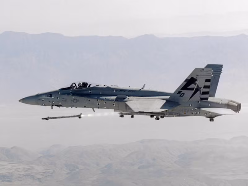 Trong tác chiến không đối không, F/A-18 Super Hornet có thể mang 4 tên lửa không đối không tầm ngắn dẫn đường hồng ngoại AIM. Ảnh: F/A-18 phóng AIM-9X - một trong những phiên bản mới nhất của AIM-9 sở hữu nhiều tính năng cao, tầm bắn từ 1-35km.