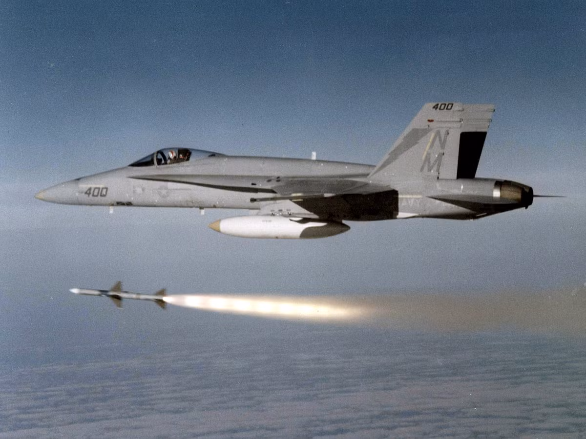 Ngoài ra, khi không đối không, Super Hornet có thể mang 2 tên lửa không đối không tầm trung tự dẫn bằng radar bán chủ động AIM-7 Sparrow (tầm phóng 50km)...