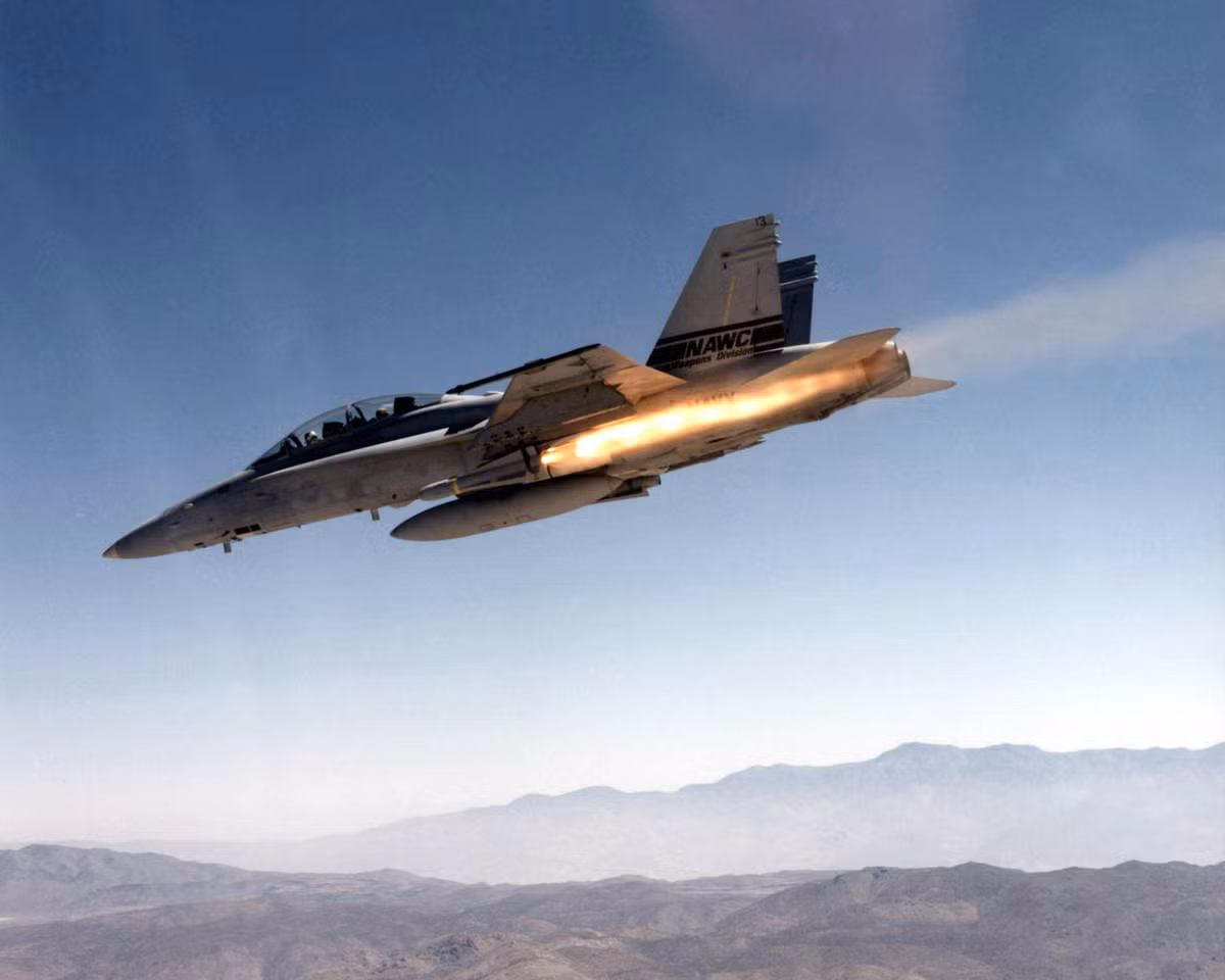 Trong tác chiến không đối đất, chiến đấu cơ F/A-18 có thể triển khai tên lửa không đối đất/kiêm chống tăng AGM-65 Maverick có tầm phóng hơn 22km, sử dụng đầu dò quang học hoặc hồng ngoại hoặc laser. Trên Su-30 có loại tương tự là Kh-25 hoặc Kh-29.