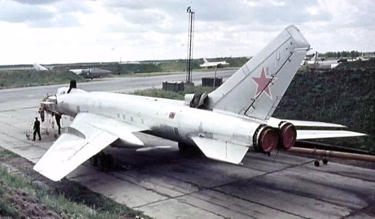 Máy bay tiêm kích đánh chặn Tu-28 có chiều dài tới 30,06m, sải cánh 17,53m, cao 7,15m, trọng lượng rỗng 24,5 tấn và trọng lượng cất cánh tối đa tới 43-43,7 tấn.