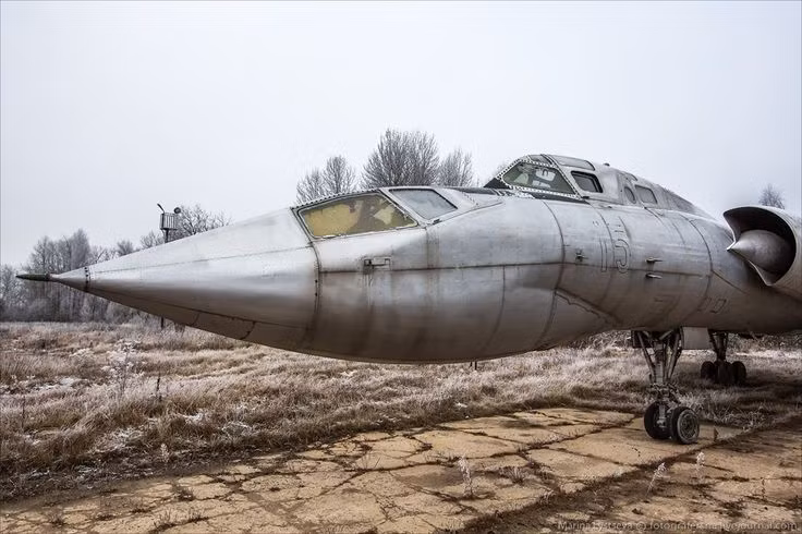 Trong ảnh là phiên bản huấn luyện Tu-28UT với buồng lái phụ ở mũi thay cho radar tạo nên một chiếc máy bay kỳ cục chưa từng thấy. Chỉ có 10 chiếc như vậy được chế tạo trong tổng số 198 chiếc Tu-28.