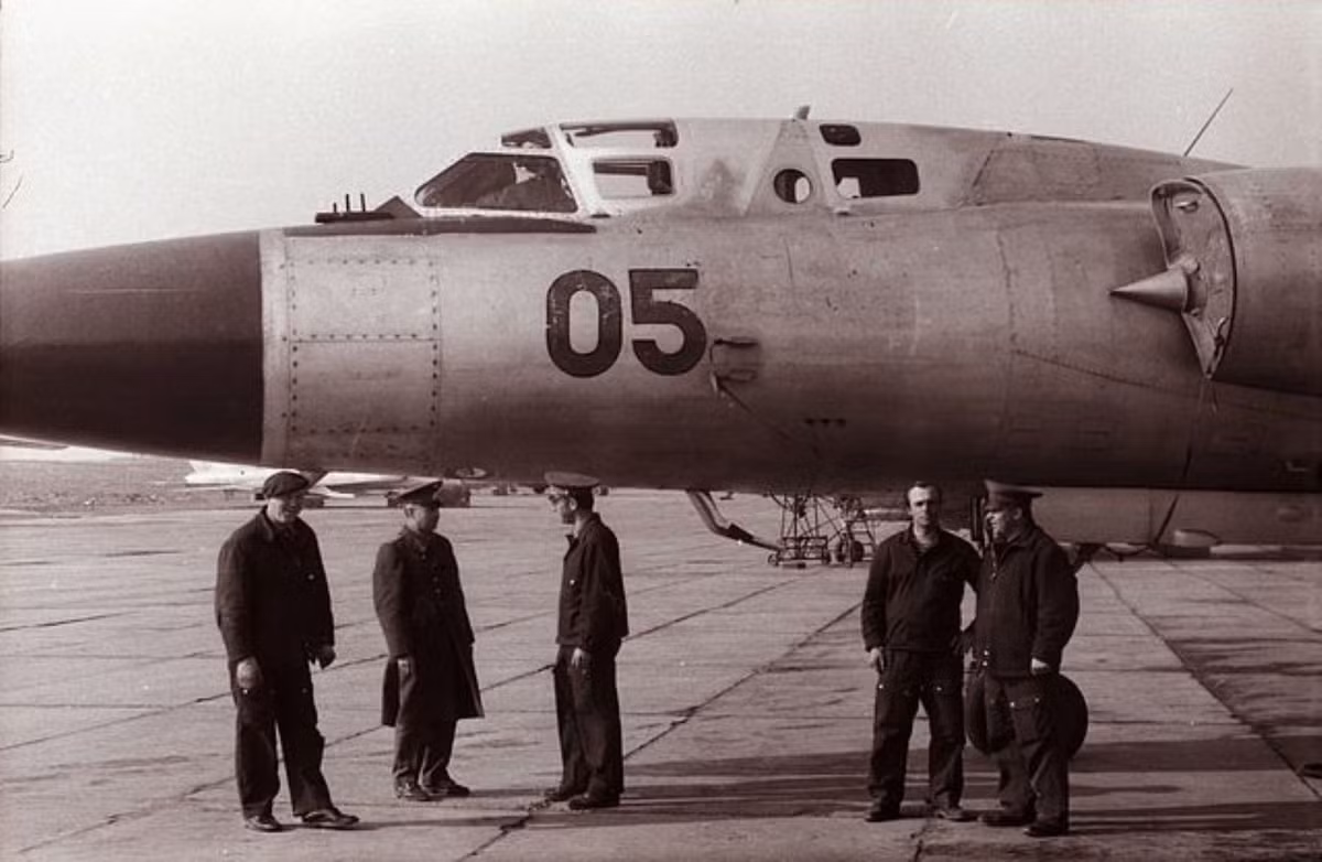 Với chiều cao 7,15m thì việc leo lên buồng lái của Tu-28 là điều không dễ dàng nếu không có cầu thang hỗ trợ. Thiết kế tiêm kích đánh chặn Tu-28 thuộc hàng “dị” vào thời điểm đó và cả bây giờ. Giai đoạn những năm 1960, người ta có lẽ quan với thiết kế tiêm kích MiG nhỏ gọn hơn là cỗ máy bay đại bự Tu-28.