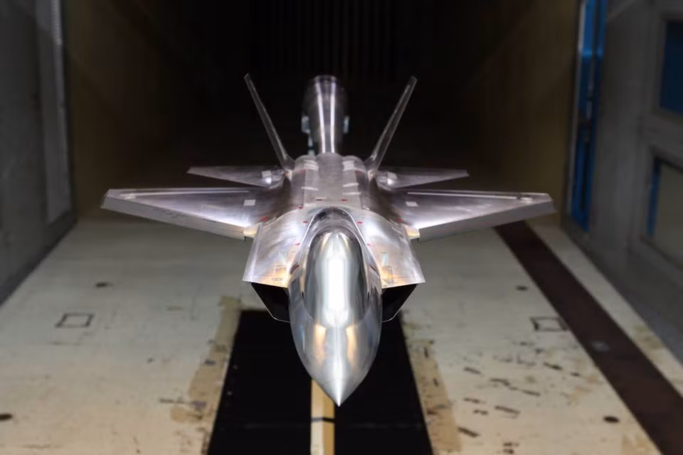 Ấn tượng đầu tiên mà người ta nhận thấy rõ nhất trên KF-X chính là nó giống hệt tiêm kích tàng hình F-22 Raptor nổi danh của Mỹ.