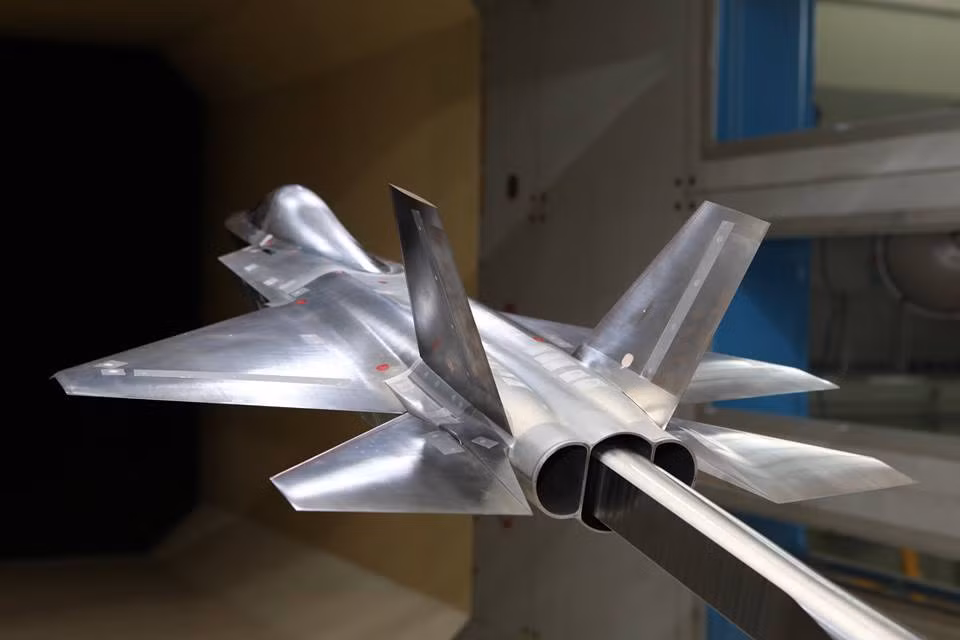 Góc chụp này cho thấy vòi phun động cơ có sự khác biệt so với F-22, tuy nhiên điều này có thể thay đổi trong tương lai.