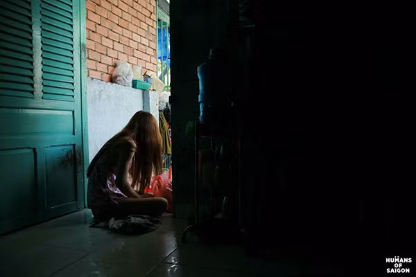 Thành viên Humans Of Sài Gòn đã theo chân chị Ba - một cô gái chuyển giới bán bánh rán ở TP HCM để thực hiện một bộ ảnh mang nội dung cởi mở, giúp mọi người hiểu hơn về công việc mưu sinh của những người chuyển giới. Bộ ảnh mang tên "Chị Ba - Miss Ba" hiện đang được dân mạng Việt truyền tay nhau với nhiều ý kiến phản hồi tích cực. Ảnh: Humans Of Sài Gòn.