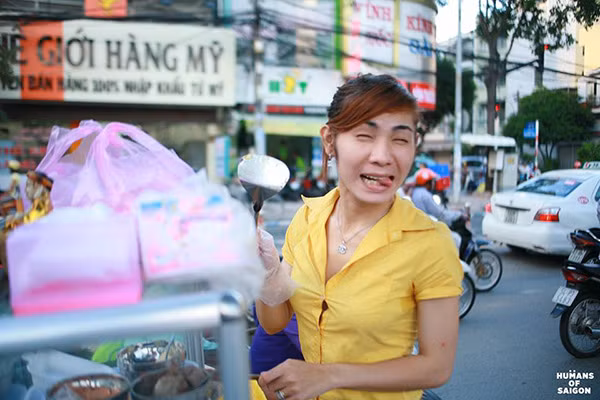 Trở lại với công việc hằng ngày của mình, bán bánh rán. Chúng tôi đã có khoảng thời gian trò chuyện và hiểu thêm về một ngày thường nhật của chị. "Mấy anh đô thị ở đây quý chị lắm, mấy ảnh cứ đi qua bảo chị dời cái xe bánh rán này đi mà nói chơi thôi à chứ hổng có bắt xe hay thu xe chị đâu. Mà mấy cưng làm bộ này xong nhớ tặng chị quà nha. Không cần gì to tát đâu, chai dầu thơm Chà-neo (Channel) là được rồi".