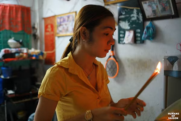 "Chị có sợ những cơn đau hay biến chứng sau khi phẫu thuật không?" "Kì, đã thích đã muốn thì hổng có gì phải sợ. Miễn chị đẹp là được". Chị tin vào tâm linh. Trước khi đi ra khỏi nhà và sau khi quay trở về, chị đều thắp nhang để cám ơn Trời Phật đã phù hộ cho chị an toàn.