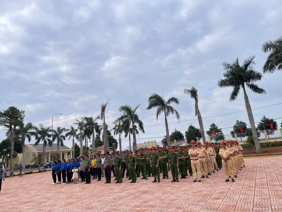 Cong an huyen Ea Kar phat dong trien khai luat can cuoc nam 2023-Hinh-2