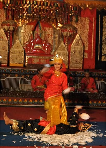 Nhiều nhà nghiên cứu văn hóa lịch sử Việt Nam và Indonesia cùng cho rằng tộc người Minangkabau thuộc cao nguyên Minangkabau, tỉnh Tây Sumatra, Indonesia, có nguồn gốc từ người Việt.