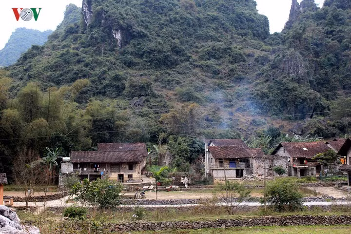  Làng đá Khuổi Ky là tên của một ngôi làng khá đặc biệt trong quần thể khu du lịch thác Bản Giốc (xã Đàm Thủy, huyện Trùng Khánh, tỉnh Cao Bằng), nằm bên tỉnh lộ 206, trên đường vào khám phá động Ngườm Ngao.