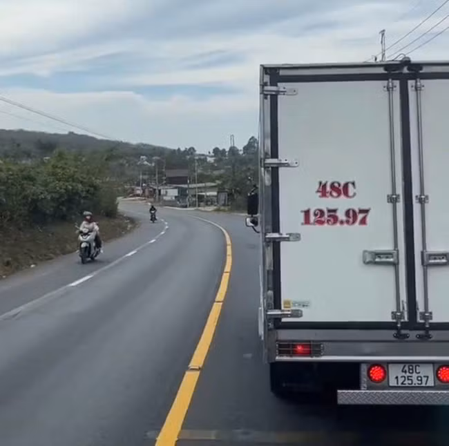 Xử phạt tài xế chạy “rùa bò”, cố tình ép xe phía sau Xu phat tai xe chay “rua bo”, co tinh ep xe phia sau