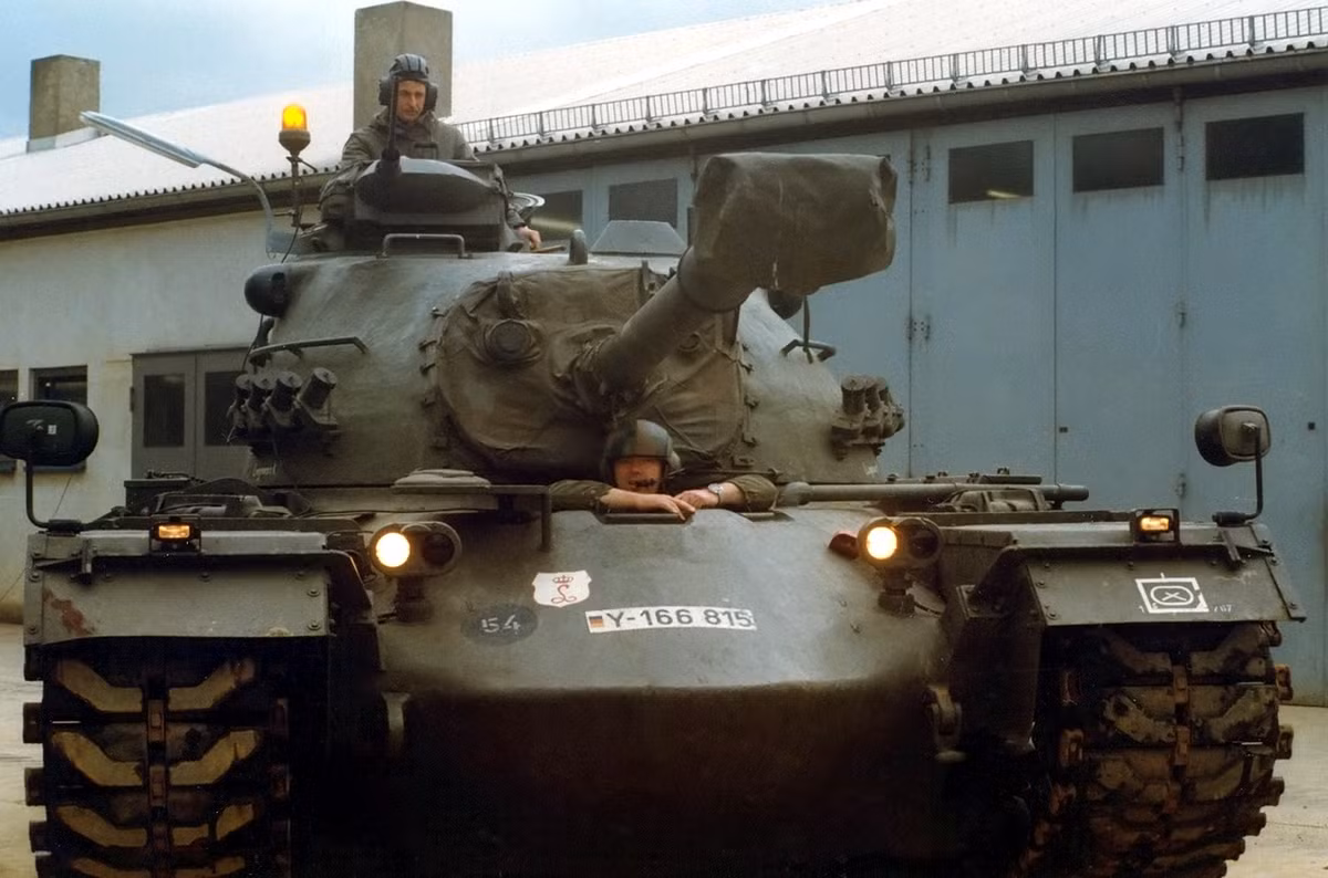 12.000 chiếc xe tăng hạng trung M48 Patton đã được chế tạo khẩn trương trong vòng có 7 năm từ 1952-1959 để bước đầu trang bị cho một số quốc gia Tây Âu và châu Á như Tây Đức, Tây Ban Nha, Na Uy.