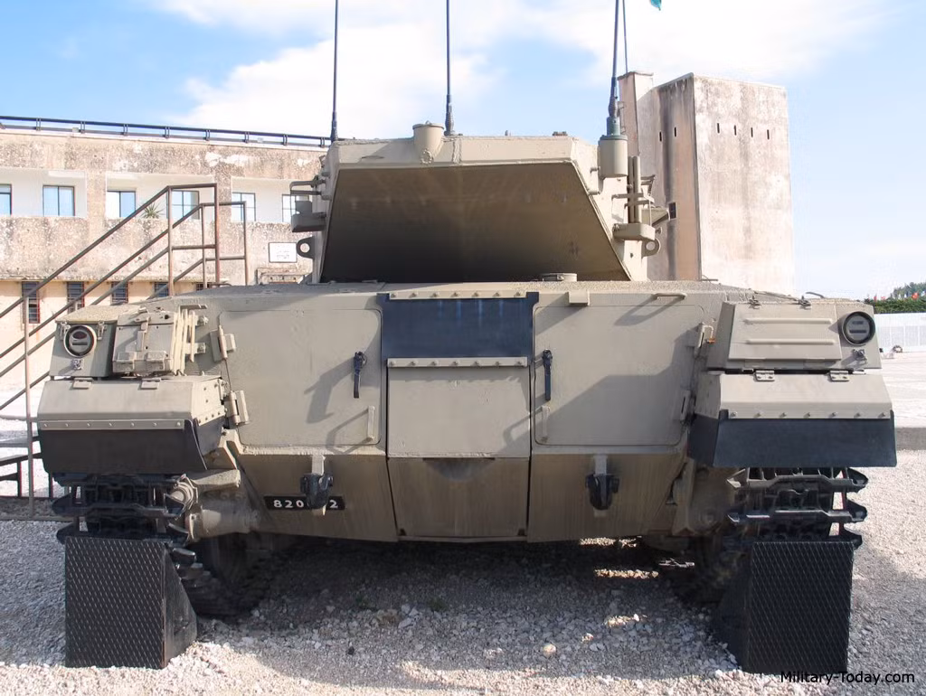 Tạm chưa nhắc tới sức mạnh hỏa lực hay giáp bảo vệ của Merkava Mk I, trước hết hãy tìm hiểu về khả năng làm việc như một chiếc xe bọc thép chở quân của dòng tăng độc đáo này. Trong ảnh là cửa hậu của Merkava Mk I để 10 lính bộ binh có thể ra vào. Không một mẫu xe tăng chủ lực hạng nặng nào có tính năng tương tự Merkava Mk I. Nguồn ảnh: Military-Today