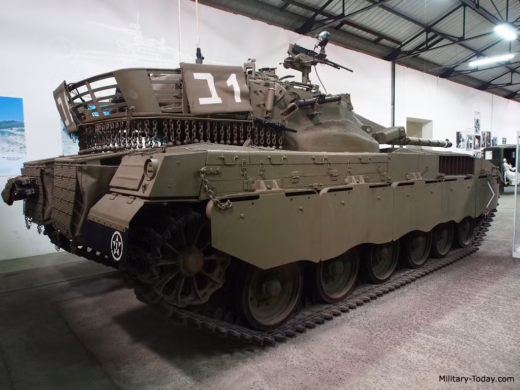 Nếu giảm số lượng đạn pháo mang theo xe, Merkava Mk I có thể chở tới 10 lính bộ binh vũ trang đầy đủ - tương đương hoặc thậm chí hơn một số dòng xe bọc thép chở quân. Nguồn ảnh: Military-Today