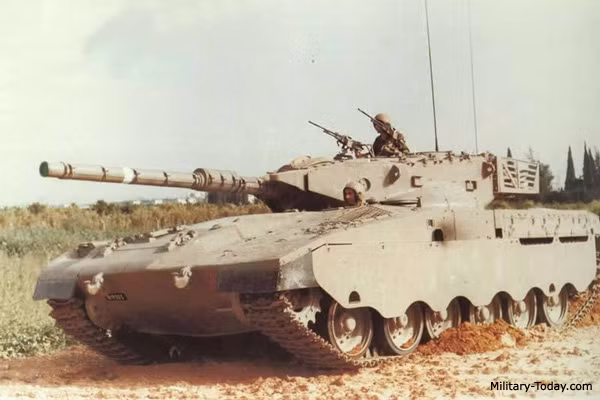 Merkava Mk I trang bị pháo ổn định toàn phần, rãnh xoắn cỡ 105mm kiểu M68 của Mỹ với cơ số 62 viên đạn. Trong đó, loại đạn xuyên giáp APFSDS M111 do Israel chế tạo có thể xuyên 150mm giáp thép RHA. Pháo có khả năng bắn chính xác cao với sự hỗ trợ của laser đo xa và máy tính đường đạn. Nguồn ảnh: Military-Today