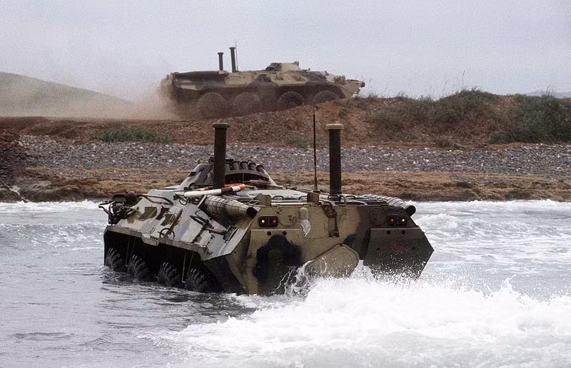 BTR-80 có khả năng cơ động cao với 8x8 bánh hơi cùng động cơ diesel 260 mã lực cho tốc độ tối đa 80-90km/h. Đặc biệt, xe được trang bị hai động cơ waterjet cho tốc độ 10km/h bơi dưới sông, hồ, biển. Nguồn ảnh: Wikipedia