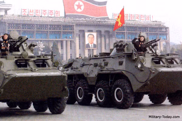 Trở lại với phiên bản xe bọc thép BTR-80 do Triều Tiên tự sản xuất, tình báo phương Tây định danh cho chiếc xe không có tên gọi (đúng hơn là Triều Tiên không tiết lộ) là M2010 – đánh dấu năm nó xuất hiện. Nhìn chung, phiên bản Triều Tiên nhìn giống hệt BTR-80. Nguồn ảnh: Military-Today