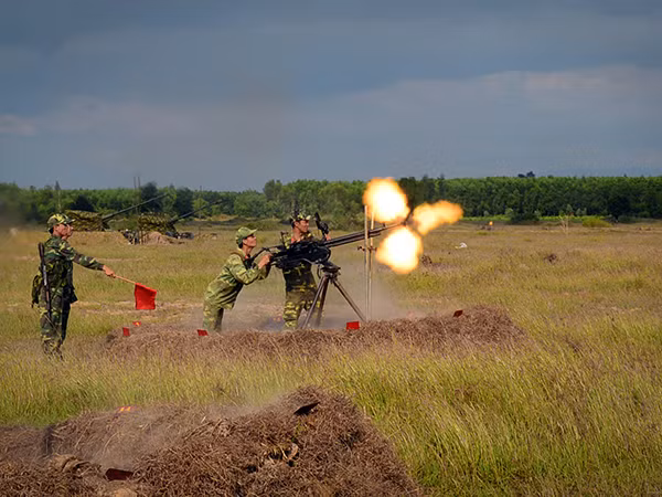 Mục đích của diễn tập chiến thuật, bắn đạn thật lực lượng Phòng không ba thứ quân các đơn vị phía Nam năm 2016 là nhằm kiểm tra, đánh giá kết quả huấn luyện, khả năng hoàn thành nhiệm vụ SSCĐ, trình độ tổ chức chỉ huy, hiệp đồng, công tác tổ chức xây dựng lực lượng; đánh giá chất lượng khí tài, trang bị kỹ thuật của lực lượng Phòng không ba thứ quân thuộc các Quân khu, Quân đoàn, Quân chủng Hải quân. Đồng thời, qua đó rút ra bài học kinh nghiệm cho cán bộ chỉ huy và cơ quan các cấp trong chỉ đạo, chỉ huy, tổ chức thực hành huấn luyện lực lượng phòng không ba thứ quân đấp ứng yêu cầu nhiệm vụ huấn luyện SSCĐ trong tình hình mới. Ảnh: Các đơn vị súng máy phòng không 12,7mm của bộ đội địa phương bắn mục tiêu M-94D ban ngày.