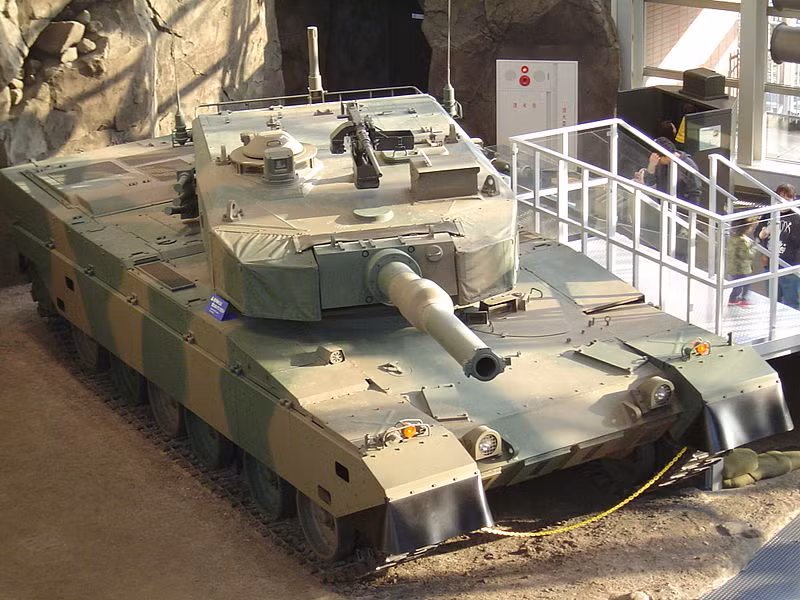 Trong ảnh là Type 90 được trưng bày tại một bảo tàng của Lực lượng Phòng vệ Nhật Bản (JSDF). Nó có trọng lượng 50,2 tấn, dài 9,76m, rộng 3,43m, cao 2,34m. Nguồn ảnh: Wikipedia