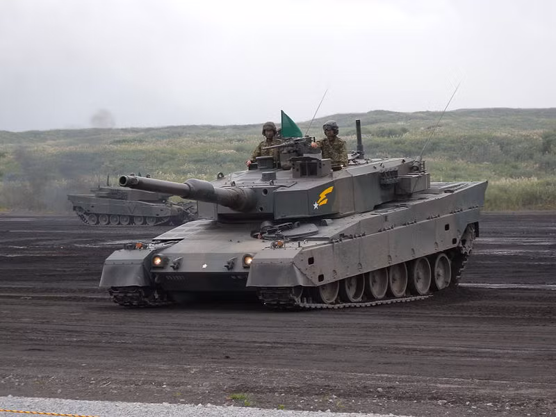 Xe tăng chủ lực Type 90 được trang bị động cơ diesel Mitsubishi 10ZG32WT công suất đến 1.500 mã lực cùng hộp số tự động 6 số và hệ thống treo thủy khí gắn ở bánh điều hướng trước và sau có thể điều chỉnh đối phó với địa hình không bằng phẳng, thiên về đối núi của Nhật Bản. Nguồn ảnh: Wikipedia