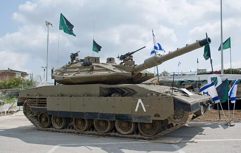 Trong khi T-90 còn chưa bao giờ nhận được đánh giá của quốc tế về giáp bảo vệ của mình thì Merkava Mk 4 đã được nhiều trang mạng gọi là "một trong các xe tăng có lớp giáp bảo vệ tốt nhất thế giới". Điều đó đủ cho thấy khả năng bảo vệ của Mk 4 tuyệt vời đến như thế nào. Nguồn ảnh: Wikipedia