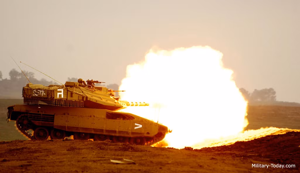 Bên cạnh giáp bảo vệ, hỏa lực của xe tăng Merkava Mk 4 cũng ngang ngửa T-90 với pháo nòng trơn 120mm có thể bắn ra những viên đạn với sơ tốc cực cao và đặc biệt cũng bắn được tên lửa chống tăng qua nòng. Hệ thống điều khiển hỏa lực bí ẩn giúp Mk 4 có thể bắn hạ cả trực thăng bằng đạn pháo thông thường với độ chính xác cực cao. Tốc độ bắn của Mk 4 cũng rất nhanh với kiểu nạp đạn “theo băng” 10 viên (dạng nạp đạn tự động). Tuy thời gian tái nạp lại một băng hơi lâu, nhưng với 10 viên được bắn với tốc độ rất cao thì không kẻ thù nào “sống nổi”. Nguồn ảnh: Military-Today
