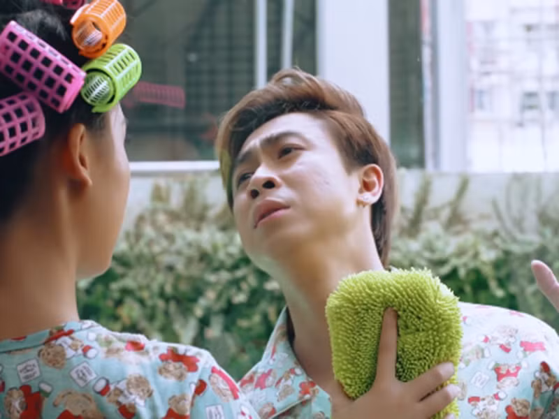 Hồ Việt Trung từng vướng scandal đạo nhạc. Cụ thể, năm 2018, khi ra mắt MV “Đừng giận anh nhé”, nhiều khán giả đặt nghi vấn ca khúc giống với bài hát Cheer Up của ca sĩ Hàn Quốc Hong Jin Young. Giữa ồn ào, Hồ Việt Trung thừa nhận rằng “Đừng giận anh nhé” dựa trên nhạc Hàn, lời Việt song song với đó bên phía nam ca sĩ sẽ liên hệ với chủ nhân bài “Cheer Up” để xin tác quyền.