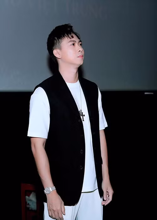 Theo VTV, ca sĩ Hồ Việt Trung sinh năm 1983, trong một gia đình truyền thống đi hát. Mẹ của anh là nghệ sĩ hát cải lương.